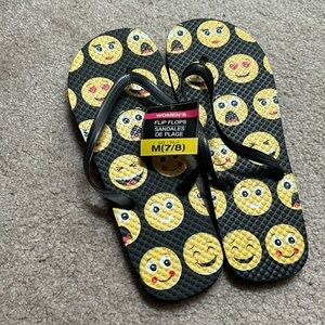 🦋 Smiley Face Flip Flops Size M (7/8)